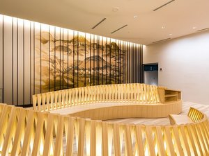 【湯上り処】ベンチの曲線は芦ノ湖のさざ波をイメージ