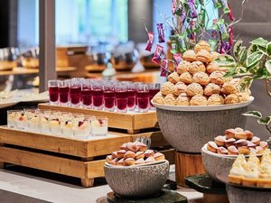【夕食】ビュッフェのスイーツはホテルパティシエによる季節の味覚が並びます。※イメージ