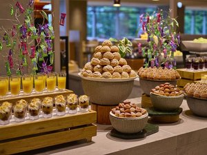 【夕食】ビュッフェのスイーツはホテルパティシエによる季節の味覚が並びます。※イメージ