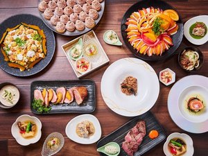 【夕食】思わず写真に収めたくなる、彩り豊かで華やかなお料理が並びます。※イメージ