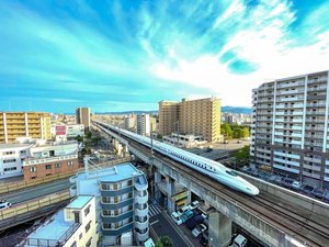 高層階から眺める新幹線が自慢。ただ寝るだけではなく、大切な人との時間を大切にできるホテルです。