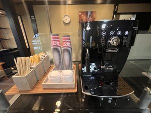 ���r�[�ɂč���L���ȃR�[�q�[�����p�ӂ��Ă���܂��B�����R�ɂ������オ�肭�������B