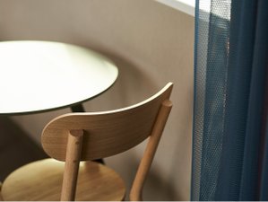クヴァドラのカーテン、スカゲラックのテーブル、カリモクニュースタンドードのチェア。