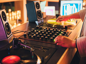 ふらりと夜のOMOベースへ。ノスタルジックで心に残る夜のひとときをお過ごしください。