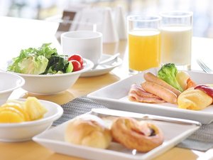 当ホテルの朝食ブッフェでは、おいしいパンとシェフが目の前で作るオムレツをご準備してお待ちしています!