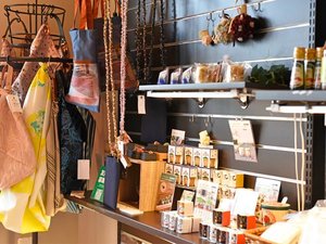 【ラウンジ】地元の名品が並ぶ売店
