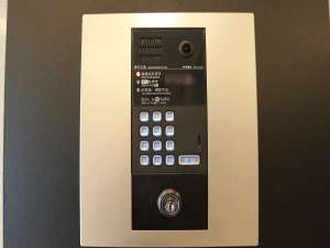 ■ オートロック / ホテルに入る際には、お部屋の鍵で開錠してください。