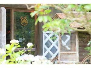 �u�Ȃ܂��ǁv�����{�`���̕Ǔh��̗l���̈�ł��B