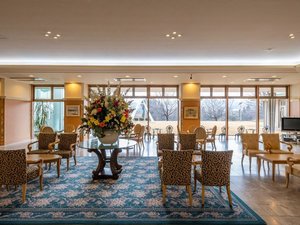 【館内施設】ラウンジ エトワール 椅子に座って外の景色を眺めておくつろぎいただけます。