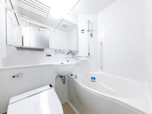 通常の浴槽より約20%の節水かつゆったり入浴できるアパホテルオリジナルユニットバス。