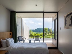 客室と同等の広いテラスを設けたお部屋。
