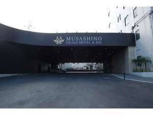 メインエントランス入口(駐車場併設)