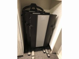 【ズボンプレッサー】各階エレベーターホールにございます。