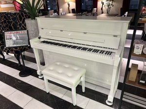 ご自由に弾けるピアノ置いてます♪
