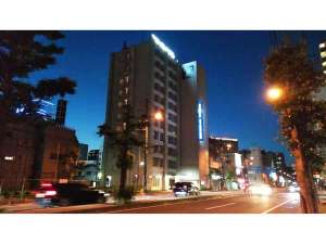 ホテル外観夜