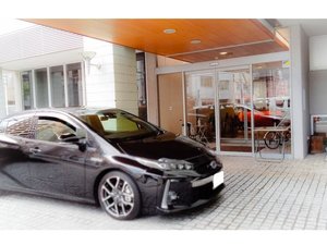 正面玄関前にお着け頂くと係がご案内に参ります。立体駐車場は先着順でご案内しております。