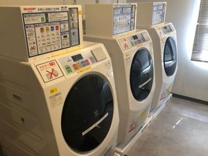 【コインランドリー】 5階に3台設置しております。 洗剤は自動投入です。
