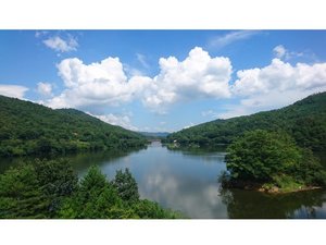 【敷地内からの景観】夏の湖畔 青空と雲が湖面に反射した光景