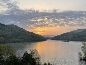 【敷地内からの景観】客室から見える朝日
