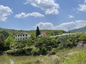 【白竜湖リゾート 外観】新緑の湖畔にたたずむホテル 白竜湖リゾート
