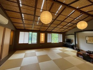 【松竹の間】(本館)外の景色を眺めると、心が和みます