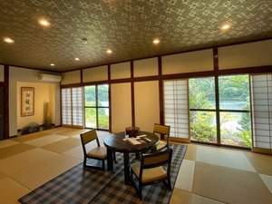 【紅葉の部屋】(離れ)和風モダンなしつらえの、風情のあるお部屋です。