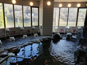 大岩風呂 窓外の湖の景色や天然緑石と湯けむりが醸し出す神秘的な雰囲気をお楽しみください。