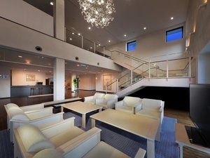 *【ロビー】吹き抜けが開放的なロビー
