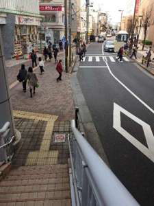 エレベータで降りたら右手、階段で降りたら真っすぐ!(ココカラファイン、セブンイレブンさんが目印)