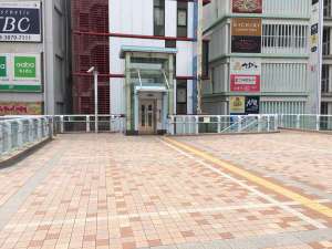 エレベータ又は右側の階段で1階へ降りてください☆