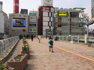 【JR北千住駅西口からホテルまでのアクセス】西口正面のデッキを直進!(右側に丸井があります)
