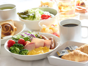 和洋メニューを取り揃えた朝食バイキングで、1日のスタートをしっかりサポート。