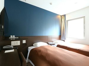 ツインルーム◇100cm幅のベッド2台のお部屋。ご友人同士やカップルでもどうぞ!広さは15uです。