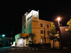 夜の外観です