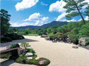 足立美術館 夏の枯山水庭