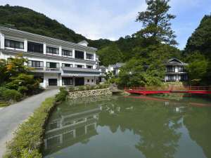 当館目の前の池と外観