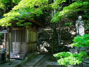 当館敷地内には温泉の効能に感謝し、薬師地蔵様が祀られています。