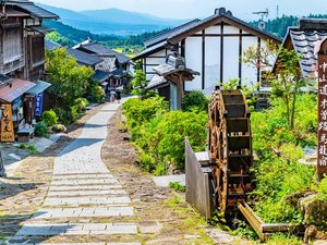 【当館から車で20分】石畳の坂道が続き、江戸時代の雰囲気を味わえる宿場町「馬籠宿」
