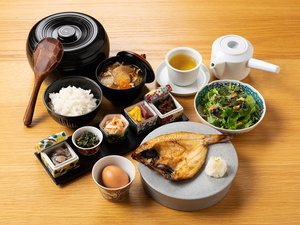 【朝食】和食一例 石川産「ひゃくまん穀」やのどぐろ一夜干し、地域の食材を活かした前菜など(数量限定)