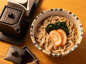 ◆ご宿泊者無料◆北陸名物「赤巻」をのせたお蕎麦を九谷焼の器でご提供(毎日21時〜23時)※イメージ