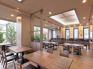 <座席数73席>高い天井・大きな窓で開放感にあふれた朝食会場です♪