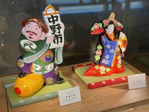 エントランスには中野市の土人形が飾られています。