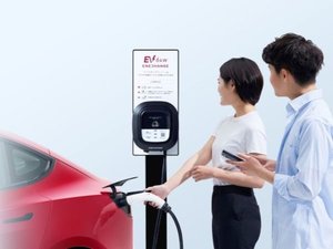 �z�e�����ԏ�ɂ�EV�[�d�ł���ꏊ��5�䂠��܂��B