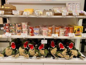 【館内販売】お土産にもオススメの商品や、客室で飲食可能な軽食なども販売してます♪