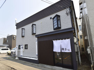 【外観】秘密基地を思わせるようなコンパクトな素泊まり専用のビジネス旅館です