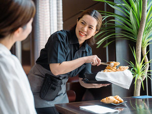 【朝食ビュッフェ】30分おきに『焼きたてパン』をテーブルまでお持ちしております。
