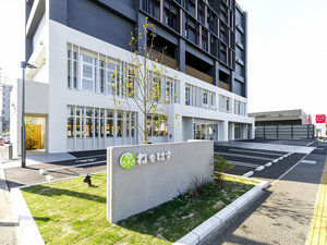 ・【外観】新下関駅から徒歩6分の立地。駐車場もご利用可能(33台分)。