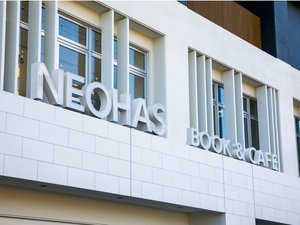 1・2階が書店、3階にレストラン・ロビー、4階からがホテル客室の構成。