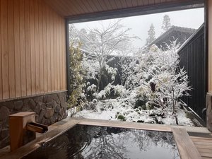 【半露天風呂】共用の半露天風呂では四季折々の景色が楽しめます。