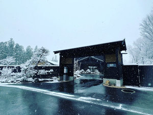 冬のホテル屋敷門